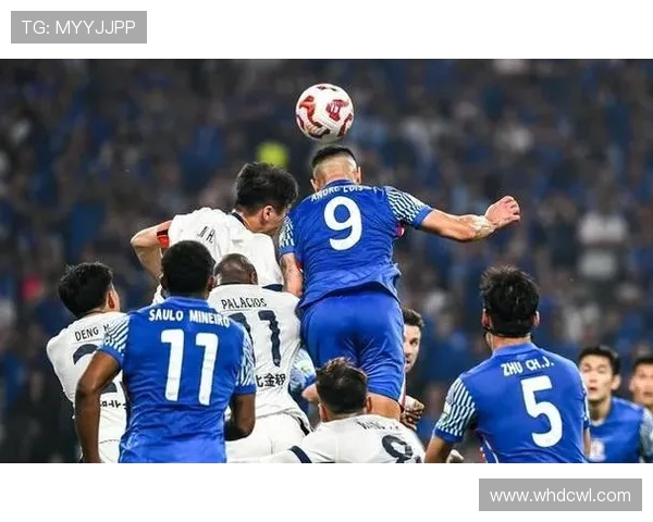 武汉三镇强强对决展现顶级足球魅力 两队激烈较量为球迷带来精彩视觉盛宴